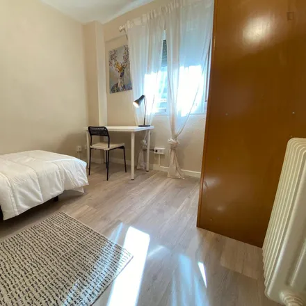 Rent this 4 bed room on Madrid in Calle de Francia, 8