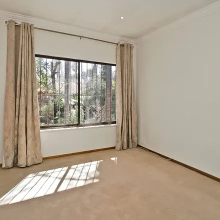 Image 2 - 4th Avenue, Illovo, Rosebank, 2196, South Africa - Townhouse for rent