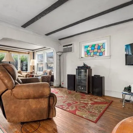 Image 3 - 90-61 Francis Lewis Boulevard, New York, NY 11428, USA - House for sale