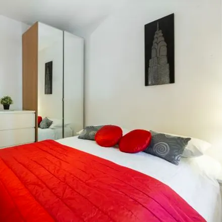Rent this 3 bed apartment on Madrid in Templete Cantaor José Menese, Plaza Huarte de San Juan