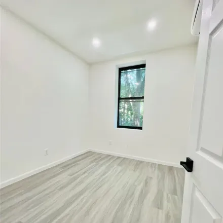 Image 4 - 25 Somers Street, New York, NY 11233, USA - Apartment for rent