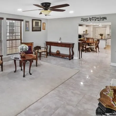 Image 3 - 1435 West Summit Avenue, San Antonio, TX 78201, USA - House for sale