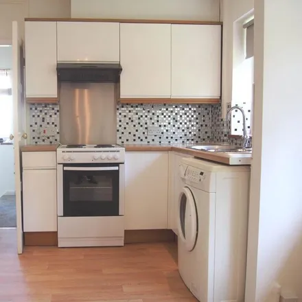 Image 2 - Highwood Crescent, High Wycombe, HP12 4NA, United Kingdom - Apartment for rent