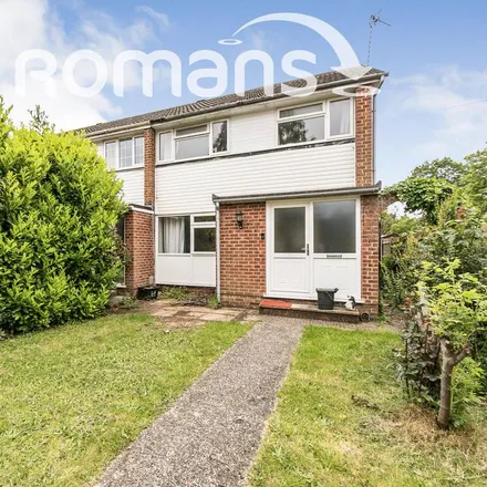 Rent this 3 bed house on 8 Sycamore Close in Reading, RG5 3RY