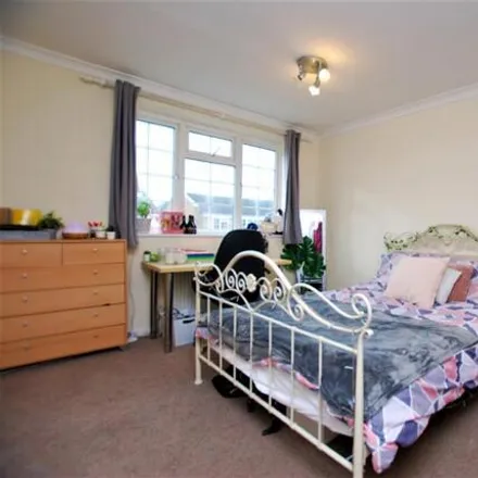 Image 6 - Dray Court, The Chase, Guildford, GU2 7UW, United Kingdom - Duplex for rent