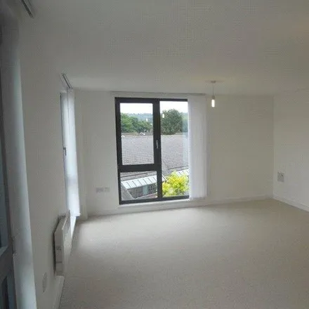 Image 3 - Queensway, Redhill, RH1 1TY, United Kingdom - Apartment for rent
