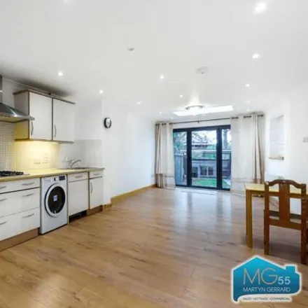Rent this 5 bed house on Gainsborough Road in London, N12 8AG