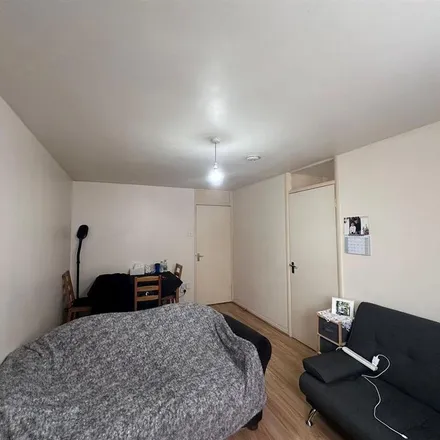 Image 3 - Gurney Close, London, IG11 8LD, United Kingdom - Apartment for rent