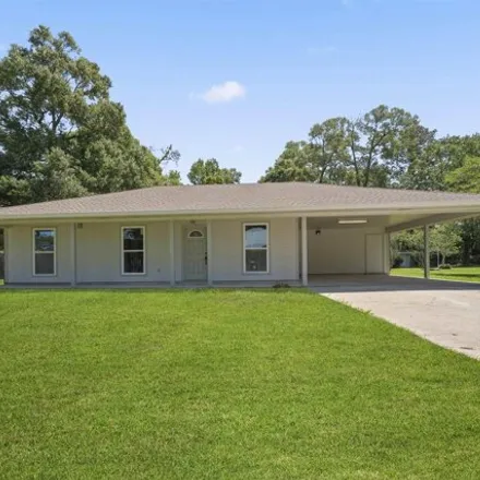 Rent this 3 bed house on 27352 East Lakeside Drive in Denham Springs, LA 70726