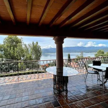 Buy this 5 bed house on Carretera a la Peña in La Capilla, 51200 Valle de Bravo