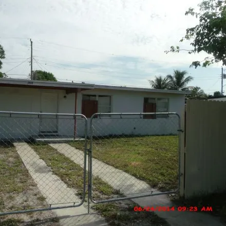 Rent this 3 bed house on 1033 NW 10 PLACE