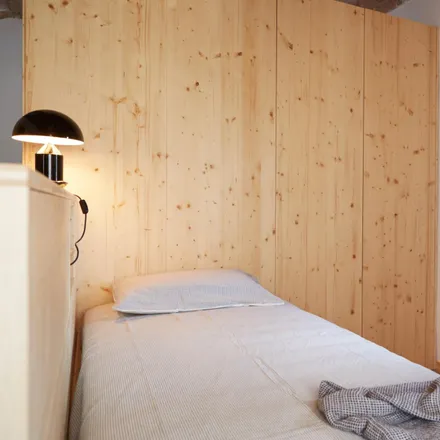 Rent this 7 bed room on Carrer de l'Encarnació in 160, 08025 Barcelona