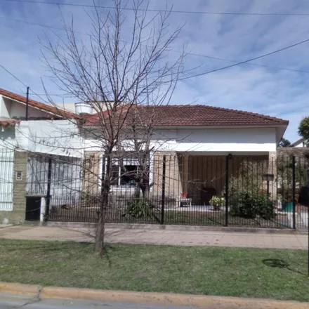 Buy this studio house on Instituto Luz y Fuerza in Remedios de Escalada de San Martín 4250, Vélez Sarsfield