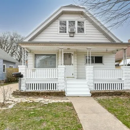 Image 1 - 2339, 2339A East Malvern Place, Milwaukee, WI 53207, USA - House for sale