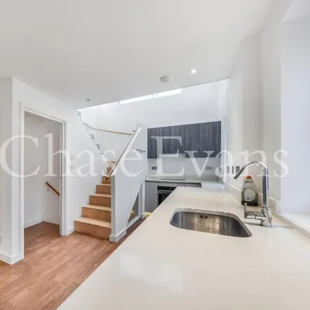 Image 4 - Ministry of Burgers, Kimberley Place, London, CR8 2BX, United Kingdom - Townhouse for rent