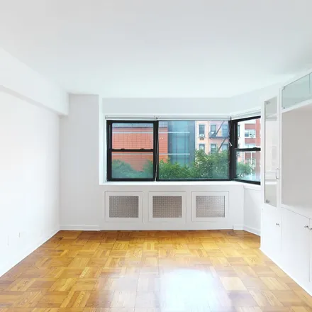 Image 4 - 305 East 72nd Street, New York, NY 10021, USA - Condo for sale