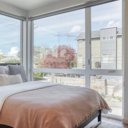 Rent this studio apartment on L21 in 13th Avenue, Seattle