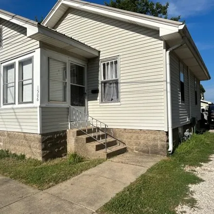 Buy this studio house on 1266 Collins Avenue in Lawrenceville, IL 62439