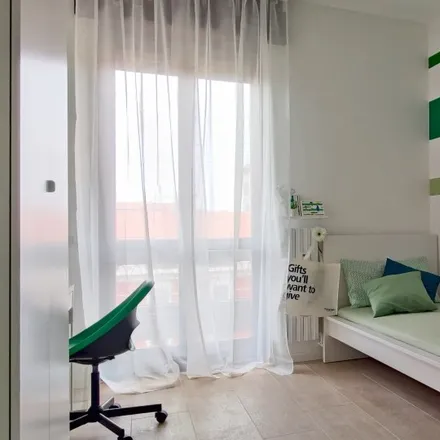 Rent this 3 bed room on Ghenza in Via Pietro Pomponazzi, 20136 Milan MI