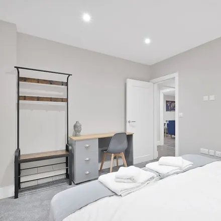 Image 6 - Spelthorne, TW17 9HQ, United Kingdom - Apartment for rent