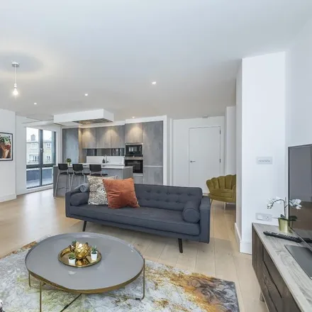 Rent this 4 bed apartment on 85 Frampton Street in London, NW8 8NQ