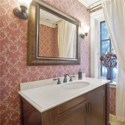 Image 7 - 242-16 Rushmore Avenue, New York, NY 11362, USA - House for sale