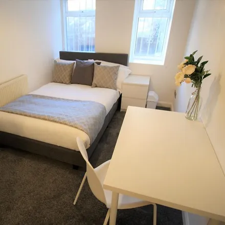 Rent this 2 bed apartment on Kelso Road in Leeds, LS2 9PP