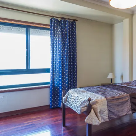 Rent this 2 bed room on Parque de viaturas rebocadas do Veloso in Travessa do Veloso, 4200-517 Porto