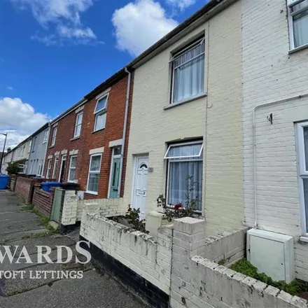 Rent this 3 bed townhouse on Cambridge Road in Lowestoft, NR32 1TF