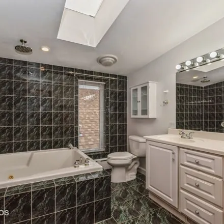 Image 4 - 3007 North Narragansett Avenue, Chicago, IL 60634, USA - House for sale