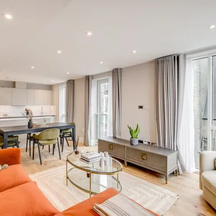 Rent this 3 bed apartment on Baker Street Station in Baker Street, London