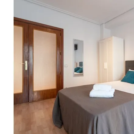 Rent this 5 bed room on Andén 0 - Nave de motores de Pacífico in Calle de Valderribas, 49