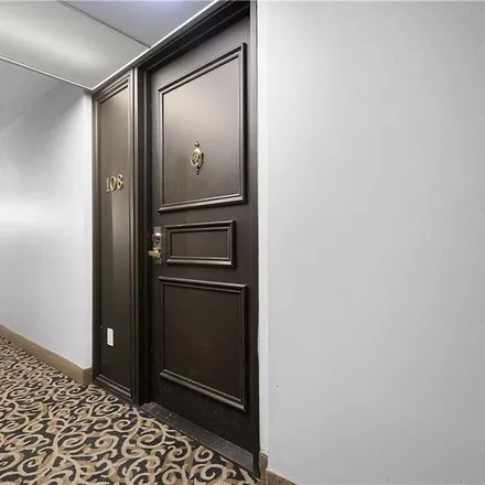 Image 2 - Ambleside I, 1081 Ambleside Drive, Ottawa, ON K2B 5E6, Canada - Apartment for rent