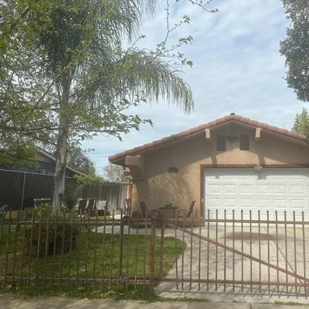 Buy this 3 bed house on 537 E Cortland Ave in Fresno, California