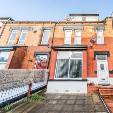 Buy this 6 bed townhouse on Brudenell Avenue in Leeds, LS6 1HU