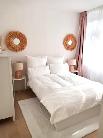 Rent this 2 bed apartment on Zahnarztpraxis Thomas Wendt in Jahnallee, 04109 Leipzig