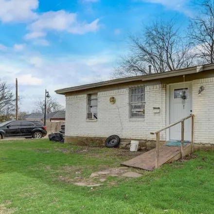 Buy this 6 bed house on 1050 East Pulaski Street in Fort Worth, TX 76104