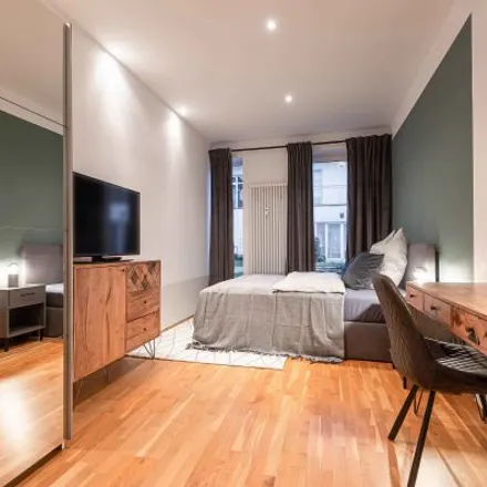 Rent this 4 bed room on Einkaufsmeile Leipziger Straße in Leipziger Straße 43, 60487 Frankfurt