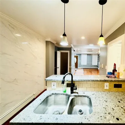 Image 4 - 32-14 98th Street, New York, NY 11369, USA - House for sale