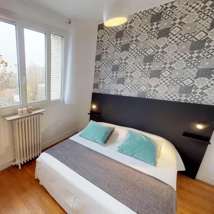 Rent this 4 bed room on 15 Boulevard de Dixmude in 75017 Paris, France