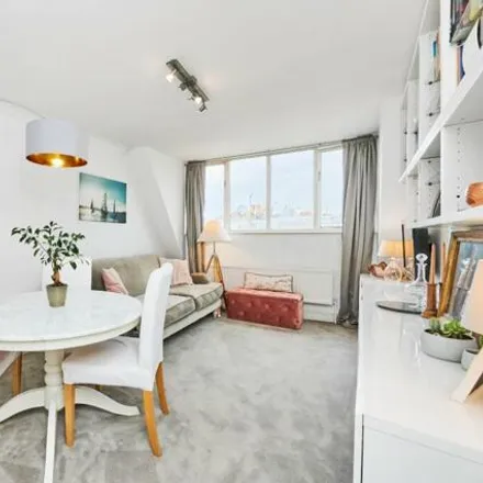 Buy this 2 bed townhouse on Find... in 228 Battersea Park Road, London