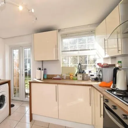 Image 4 - Beech Road, Elmbridge, KT13 9QF, United Kingdom - Townhouse for sale