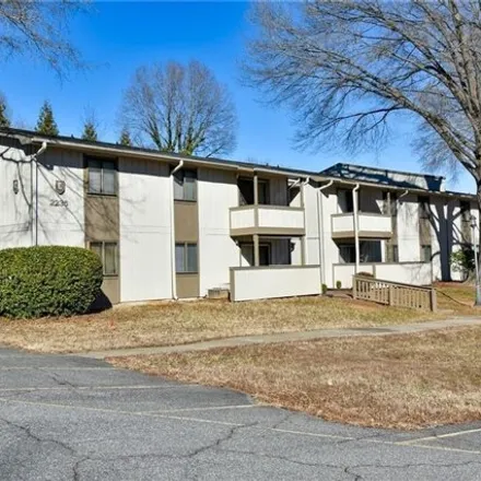 Buy this 2 bed condo on 2650 Winslow Lane in Briarcliff Manor, Winston-Salem
