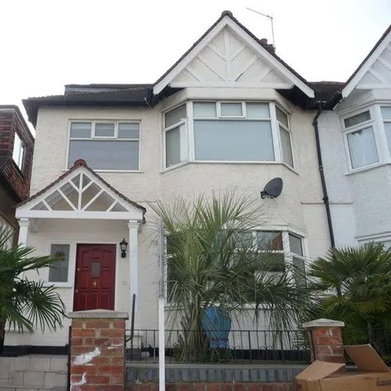 Rent this 5 bed duplex on Glebe Crescent in London, NW4 1BU