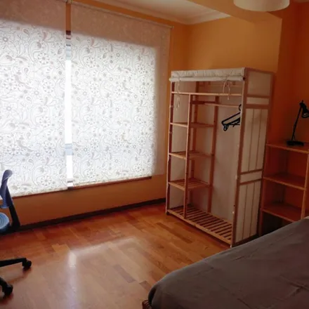 Rent this 4 bed room on Rua do Agro in 4400-263 Vila Nova de Gaia, Portugal