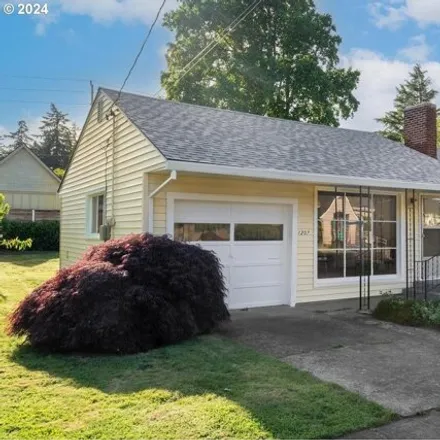 Image 2 - 1207 Ne 59th Ave, Portland, Oregon, 97213 - House for sale