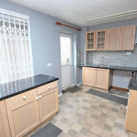 Image 3 - Bishop's Drive, Kettering, NN15 6AJ, United Kingdom - Apartment for rent