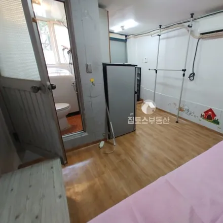 Rent this studio apartment on 서울특별시 동대문구 제기동 122-330