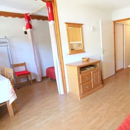 Rent this 2 bed apartment on Centre d'incendie et de secours de Puy-Saint-Vincent in L'Eyssarvia, D 4