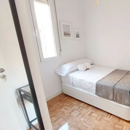 Rent this 5 bed room on Paseo de las Delicias in 108, 28045 Madrid